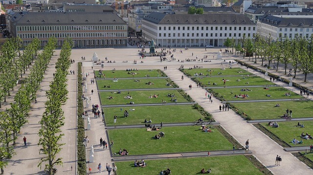 Wiese vor dem Schloss in Karlsruhe