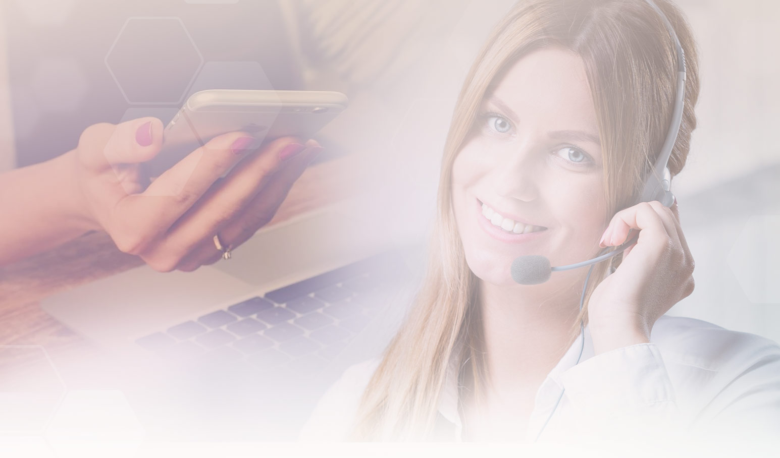 Hintergrundbild mit einer freundlichen Mitarbeiterin im Telefonservice und einer Frau, die ein Handy in der Hand hält